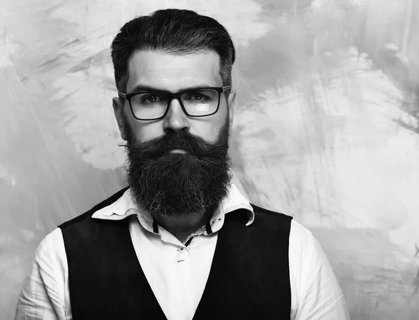 Homme barbu, brutal hipster caucasien avec moustache dans les lunettes — Photo