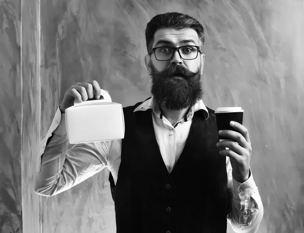 Bärtiger Mann, brutaler kaukasischer Hipster mit Kaffee und Mahlzeit — Stockfoto