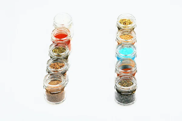 Různé koření ve sklenicích na bílém pozadí — Stock fotografie