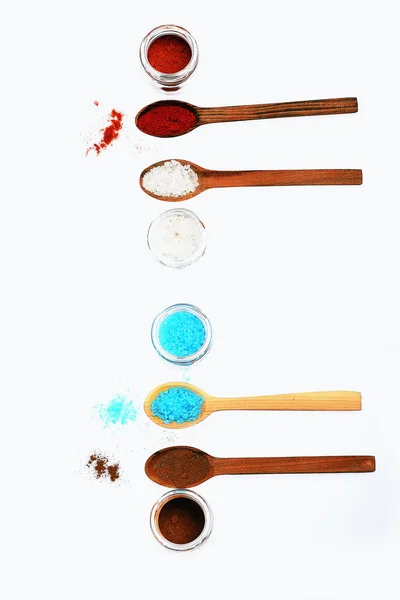 숟가락과 흰색 바탕에 항아리에 다양 한 향신료 — 스톡 사진