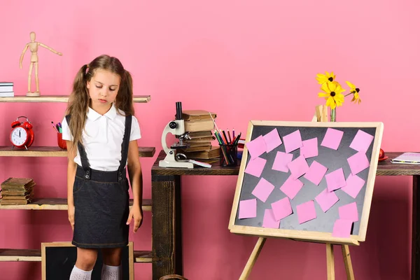 Κοπέλα με τα ponytails αντιπροσωπεύει από το μαυροπίνακα με αυτοκόλλητες σημειώσεις — Φωτογραφία Αρχείου