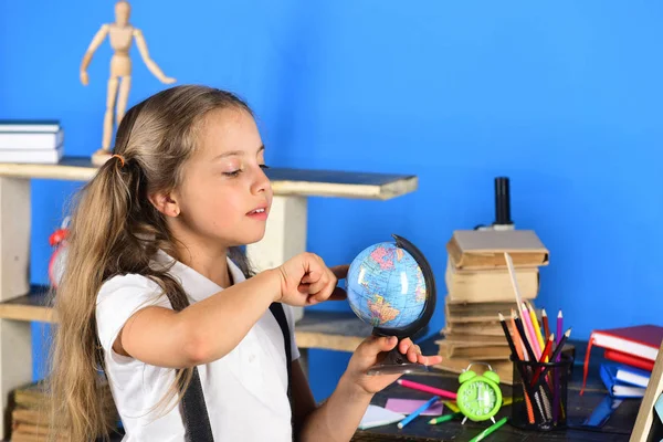 A rapariga está ao lado dos artigos da escola. Material escolar e infantil — Fotografia de Stock