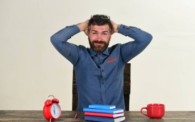 Son Tarih ve iş kavramı. Adam Kupası ve retro saati ile