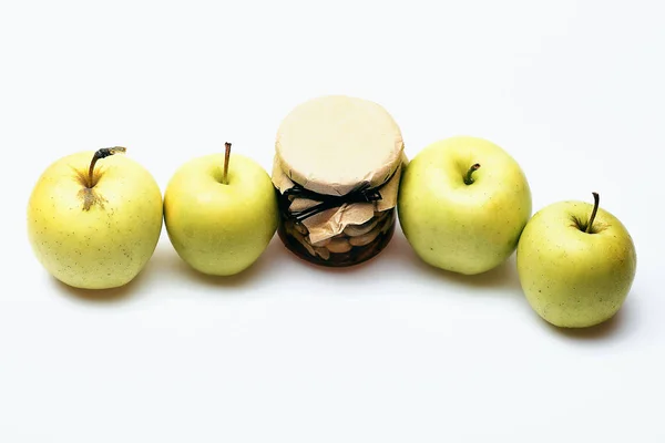Свіжі зелені яблучні фрукти з медовою банкою з горіхів — стокове фото