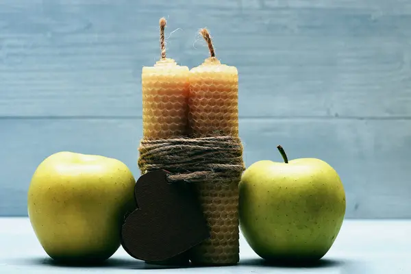 Украшение Валентина яблоками и свечами — стоковое фото
