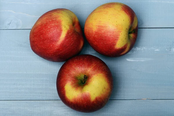 Antika arka plan üzerinde kırmızı elmalar