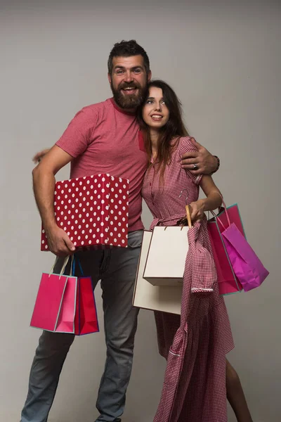 Hombre barbudo y mujer joven vestidos de rosa —  Fotos de Stock