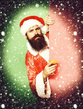 Ciddi sakallı Noel Baba adam.