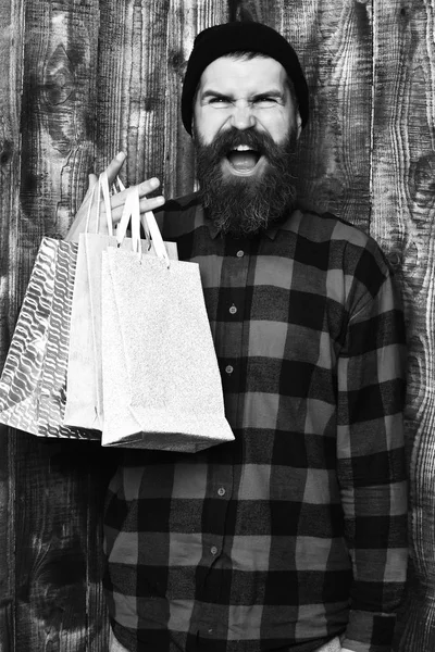 Barbudo brutal caucásico hipster con bigote celebración de compras —  Fotos de Stock