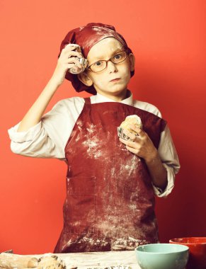 Lekeli tatlı aşçı çocuk.