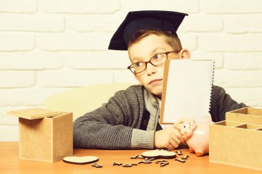 Genç, sevimli, küçük öğrenci.