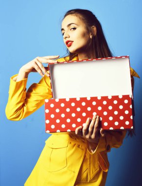 Mandallı, renkli bir kız.