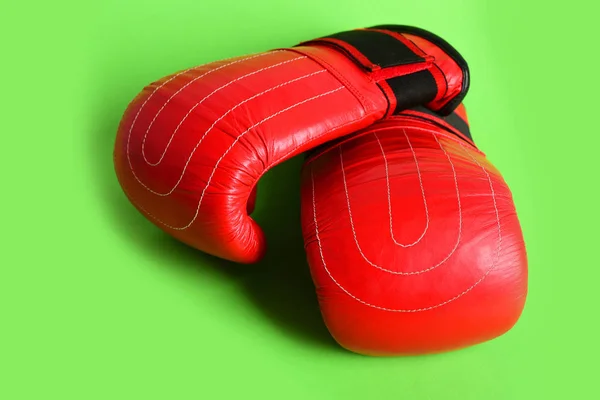 Guantes deportivos de boxeo en color rojo para artes marciales —  Fotos de Stock