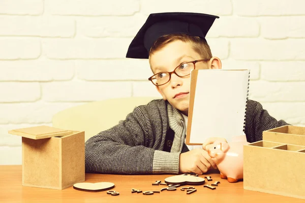 Genç, sevimli, küçük öğrenci.