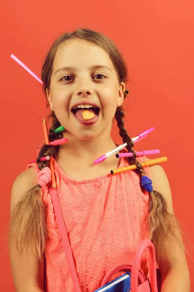 Kız okul çantası el ve kalp kurabiye şeklinde tutar