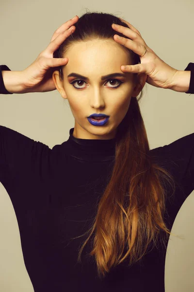 Bella ragazza con le labbra blu — Foto Stock