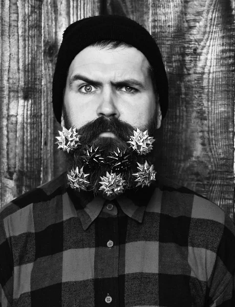 Бородатый мужчина, жестокий кавказский серьезный хипстер с подарочными украшениями — стоковое фото