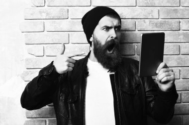 Sakallı, Kafkas hippisi, elinde tablet.