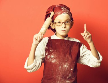 Lekeli tatlı aşçı çocuk.