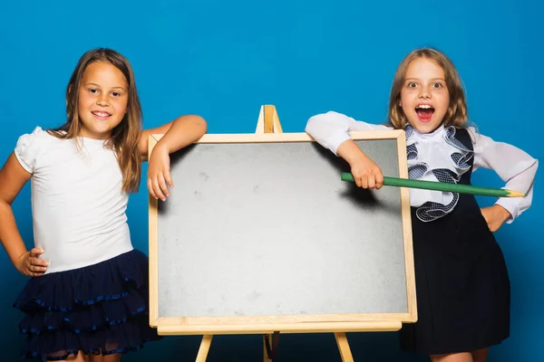 Kinder mit glücklichen und überraschten Mienen — Stockfoto