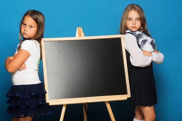 Kinder mit gekreuzten Händen, kopieren Raum. Mädchen in Schuluniform — Stockfoto