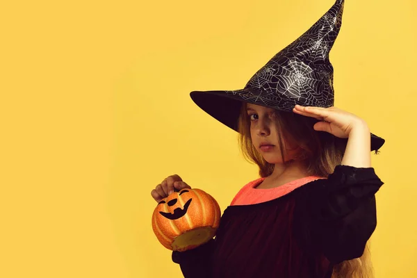 Cadı kostümü giymiş çocuk ve Jack O Lantern. — Stok fotoğraf