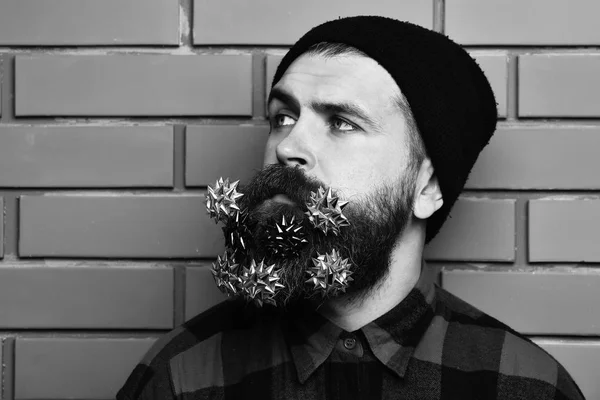 Бородатый мужчина, жестокий кавказский серьезный хипстер с подарочными украшениями — стоковое фото