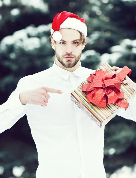 Pohledný Santa muž se současností box v zimě venkovní — Stock fotografie