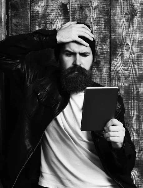 Barbudo brutal caucasiano hipster segurando tablet — Fotografia de Stock