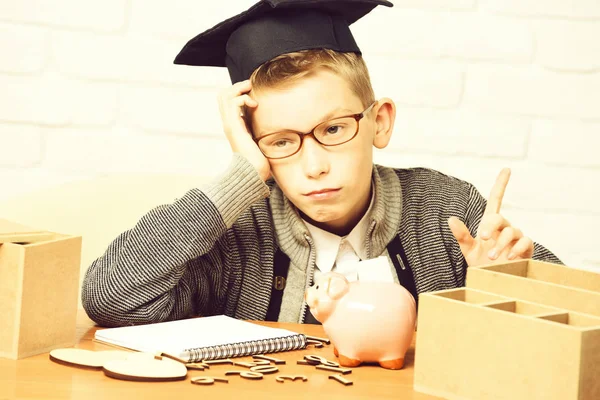 Genç, sevimli, küçük öğrenci.