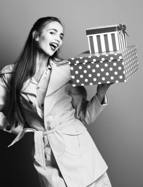 Kazıklı, gülümseyen renkli kız.