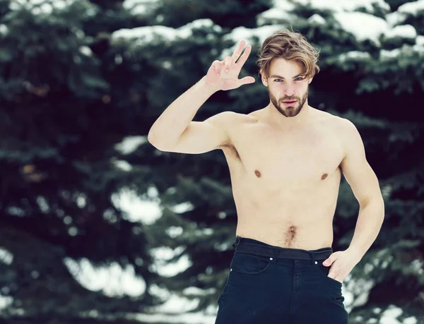 Guapo musculoso hombre en invierno al aire libre — Foto de Stock