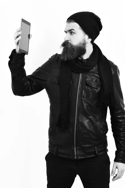Бородатый брутальный кавказский хипстер держит планшет — стоковое фото