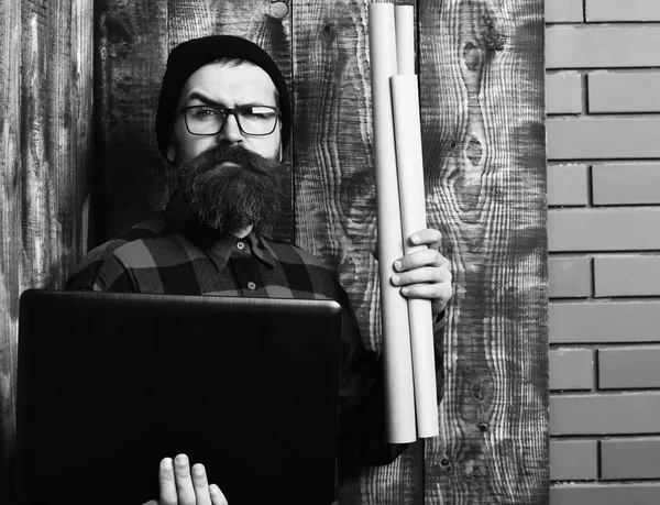 Skäggig brutal kaukasisk hipster med bärbar dator och hushållspapper — Stockfoto