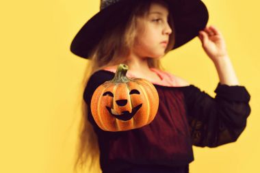 Kara Cadı şapka ve kıyafet evlat. Kabak ile kız