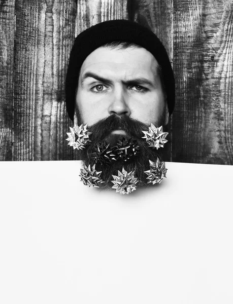 Uomo barbuto, brutale hipster caucasico strizzacervelli con regalo decora — Foto Stock