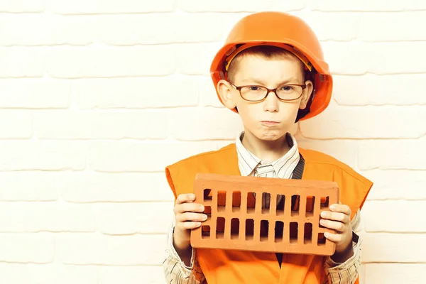 Jong schattig bouwer jongen — Stockfoto