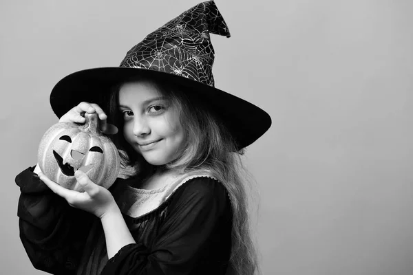 Conceito de Halloween e celebração. Criança em traje de bruxa — Fotografia de Stock