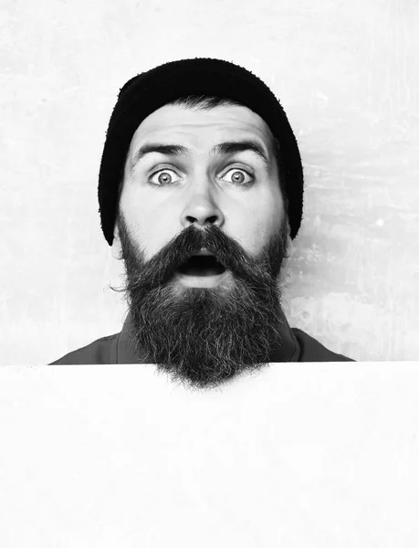 Barbuto uomo posa su studio parete sfondo — Foto Stock