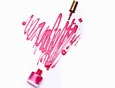 Kalp boyalı pembe Lehçe ve fırça, üstten görünüm