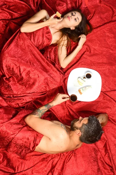 Мужчина и женщина с наполовину покрытыми телами пьют кофе — стоковое фото