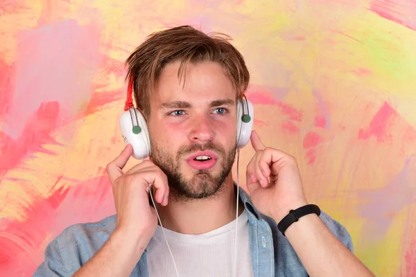 Muzikale levensstijl. Vrolijke tiener dj luisteren liedjes via oortjes. — Stockfoto