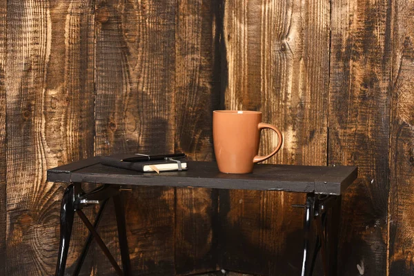 Taza de té o café para beber con copybook y pluma — Foto de Stock