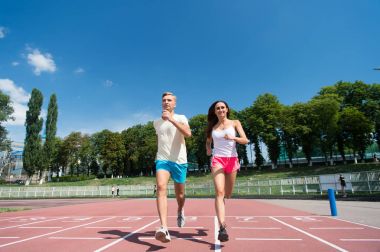 Arena yolda çalışan çift.