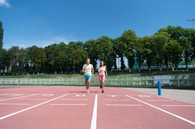 Erkek ve kadın güneşli açık mavi gökyüzü üzerinde.