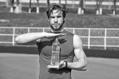 yakışıklı kaslı adam su şişesi tutan