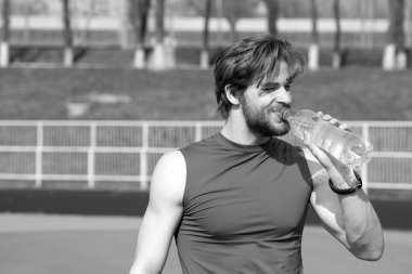 yakışıklı kaslı adam su şişesi tutan