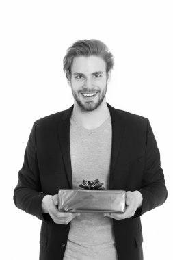 Mavi hediye kutusu tutarak yakışıklı mutlu işadamı