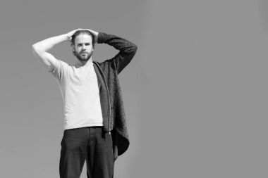 Spor giyim tarzında sakallı yakışıklı bir adam.