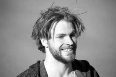 mutlu gülümseyen yakışıklı adam veya sakallı adam